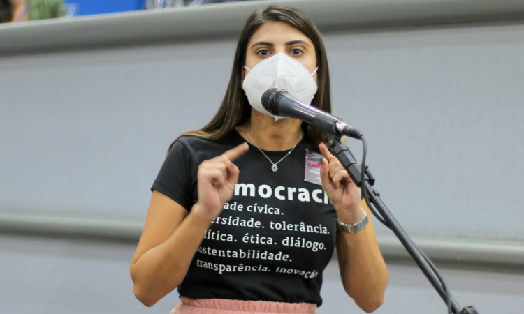 Durante a sessão ordinária, a vereadora Camila Jara (PT) fez alerta contra os ataques à democracia brasileira feitos pelo presidente Jair Bolsonaro.